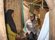 Kapolresta Cirebon Sambangi Warga dan Berikan Bantuan Renovasi Rumah Tidak Layak Huni