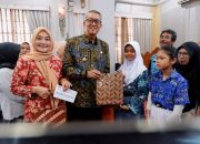 Pj Wali Kota Buka Kegiatan Santunan Pendidikan Dharma Wanita Persatuan Kota Cirebon