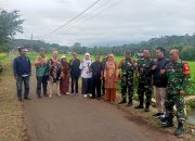 Pasiter Dim 0620/Kab Cirebon, Dampingi Staf Kementan Cek Mesin Pompa Air Pertanian