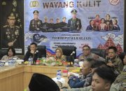 Plt. Bupati Saksikan Pagelaran Wayang Kulit dalam peringatan Hari Bhayangkara