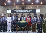 Rapat Paripurna Gunakan Bebasan, Pj Wali Kota Sampaikan Capaian dan Launching Kamus Bahasa Cirebon