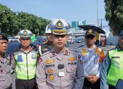 Operasi Patuh Jaya 2024, Satlantas Polres Metro Jakarta Barat Bagikan Helm dan Jaket Kepada Pengendara Jalan