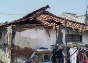Atap Rumah Ambruk, Dede Uningsih Warga Desa Sutawinangun Hanya Bisa Pasrah dan Berharap Mendapat Bantuan Pemerintah