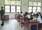 Personel Satgas Yonif 407/PK Pos Teluk Etna Jadi Tenaga Pendidik di SMP N 1 Teluk Etna, Papua Barat