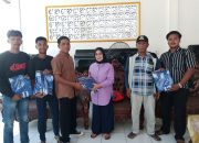 Peduli Olahraga, Plt Bupati Labuhanbatu Berikan Kostum Kepada Karang Taruna Desa N1