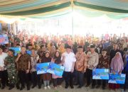 Berikan Bantuan Usaha Ekonomi Produktif, Bupati Enos : Kita Berikan Pancing Bukan Ikannya