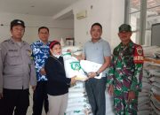 Pastikan Tertib dan Aman, Babinsa Panjunan Dampingi Warga Dalam Menerima Bantuan Beras