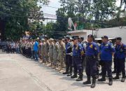 Aksi Unjuk Rasa Kelompok Cipayung di Kantor KPUD Kota Bekasi Dikawal Aparat Keamanan