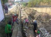 Proyek Rehabilitasi Saluran Induk di Desa Pen-Pen Mundu di Duga Asal Asalan