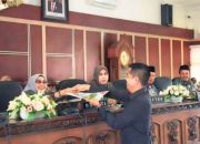 Plt Bupati hadir, Pengesahan Raperda Nomor 5 Tahun 2017 tentang Pengangkatan dan Pemberhentian Perangkat Desa
