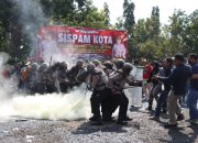 Simulasi, Tolak Hasil Pilkada Massa Bentrok Dengan Petugas di Brebes