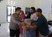 Jumat Curhat, Polres Brebes Berbagi Dengan Warga Gandasuli Bagikan Paket Sembako