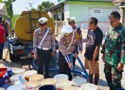 Satlantas Polres Kuningan Bantu Warga Desa Pakembangan dengan 8.000 Liter Air Bersih di Tengah Kekeringan