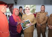 Plt Bupati berikan BLT DD dan Honor Tenaga Posyandu di Desa Sei Rakyat