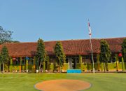 Menjaga Kebersihan Sekolah dan Mengajarkan Siswa Peduli Lingkungan