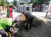 Babinsa Berperan Aktif dalam Pelebaran Jalan, Wujudkan Transportasi yang Lebih Baik
