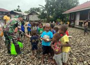 Peduli Pertumbuhan Balita, Babinsa Posramil 1714-07/Fawi Bagikan Makanan Bergizi