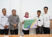 Plt Bupati Berikan 1500 Kartu Peserta BPJS Ketenagakerjaan