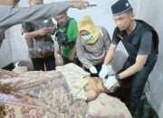 Kapolsek Bulakamba Mengevakuasi Korban Meninggal Akibat Bunuh Diri