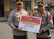 Kapolres Tegal Berikan Hadiah Umroh kepada Kapolsek Slawi sebagai Penghargaan atas Kemenangan Lomba Kebersihan