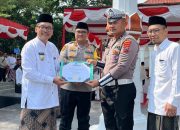 Penghargaan Kebanggaan kepada AIPDA Destian Ady Prayogo pada Gebyar Hari Santri Kabupaten Brebes