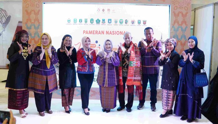 Istri Pj Walikota Tebing Tinggi ( Pj. Ketua Dekranasda ) Menghadiri Gebyar Kriya Nusantara 2024 di Plaza Malioboro Yogyakarta