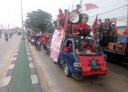 Kapolsek Bulakamba dan Jajarannya Kawal Ratusan Pekerja dalam Aksi Tuntutan Kenaikan Gaji di Kantor DPRD Brebes