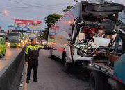 Alami Kendala pada Mesin, Bis Malam Tabrak Truk Kontainer