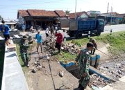 Antisipasi Banjir, TNI bersama Warga Karangbale Bahu Membahu Bersihkan Sungai