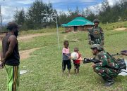 Satgas Yonif 323 Serahkan Bantuan Bola Kaki untuk Anak-Anak Kampung Kago