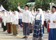 Pecahkan Rekor MURI Pemakaian Sarung Tenun, ASN Kota Cirebon Dukung Pelestarian Budaya dan Ekonomi Lokal