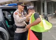Giat Ops Lilin Candi 2024 Kapolsek Paguyangan Polres Brebes Memberikan Bantuan Sembako Pada Penyandang Disibilitas