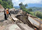 Kapolsek Cikijing Monitoring Progress Perbaikan Jalan Akibat Longsor di Jalan Nasional Cikijing-Kuningan
