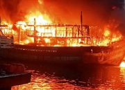 Kebakaran Kapal di Pelabuhan Tegal, Tim Damkar Kesulitan Akses Evakuasi