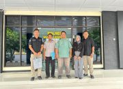 Humas Polres Majalengka Menerima Cenderamata dari Ketua Prodi Ilmu Komunikasi FISIP Universitas Majalengka