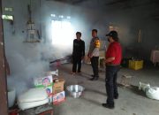 Cegah DBD, Bhabinkamtibmas Dampingi BPBD Lakukan Fogging di Cicurug