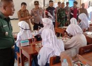 Monitoring dan Pendampingan Penyaluran Makanan Bergizi di SMPN 1 Gegesik oleh Serka Saefudin