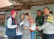 Babinsa Kalijaga Turut Kerja Bakti Membuat Sandaran Sungai Kalijaga Kramat