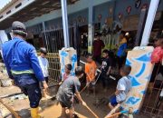 Pasca Banjir, Tim Damkar Kabupaten Cirebon Sektor Weru Gelar Aksi Bersih-Bersih Fasilitas Umum