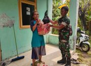 TNI AD Hadir untuk Masyarakat: Babinsa Sambeng Berikan Bantuan Sembako kepada Warga Kurang Mampu