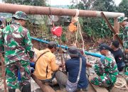 Babinsa Koramil 06/Tersono Bantu Perbaiki Jembatan Kalibelo yang Rusak Akibat Banjir Bandang