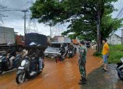 Banjir di Jalur Pantura, Babinsa Bantu Warga Atur Arus Lalu Lintas