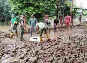 Anggota Koramil 10/Batang Bantu Warga Bersihkan Sisa Lumpur Pasca Banjir
