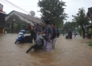 Babinsa Koramil 10/Batang Bantu Dorong Montor Warga Yang Mogok Akibat Banjir