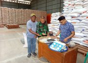 Babinsa Larangan Lakukan Monitoring Pengadaan Stok Beras Lokal di Gudang Bulog Kota Cirebon