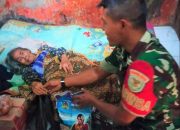 Serma Suci Babinsa Mayung Koramil 0620-01 / Gunung Jati Berikan Sembako kepada Fakir Miskin