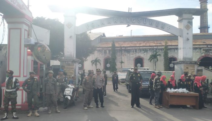 DPC PSIB Kabupaten Cirebon Gandeng Satpol PP dan Polsek Karangsembung dalam Pembagian Takjil