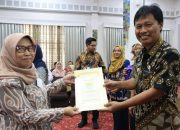 Wali Kota Serahkan SK Pensiun dan Tanda Penghargaan kepada 29 ASN Purna Tugas
