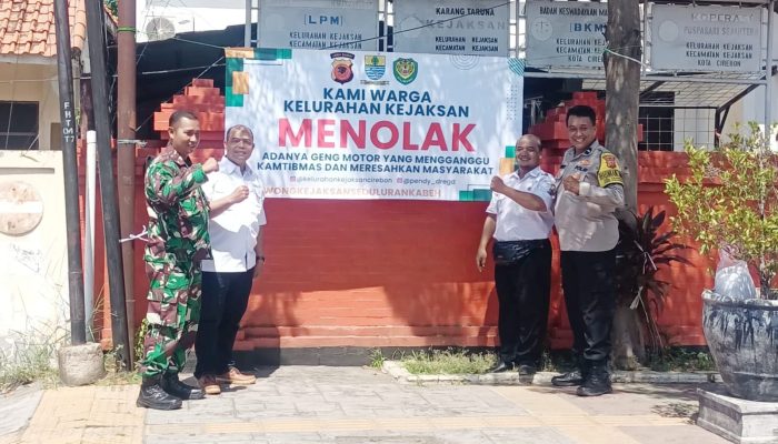 Sinergitas TNI-Polri: Babinsa dan Bhabinkamtibmas Dampingi Lurah Kejaksan Pasang Spanduk Penolakan Geng Motor