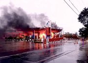 Mini Bus Terbakar Hebat di SPBU Mandirancan, Diduga Akibat Konsleting Saat Pengisian BBM